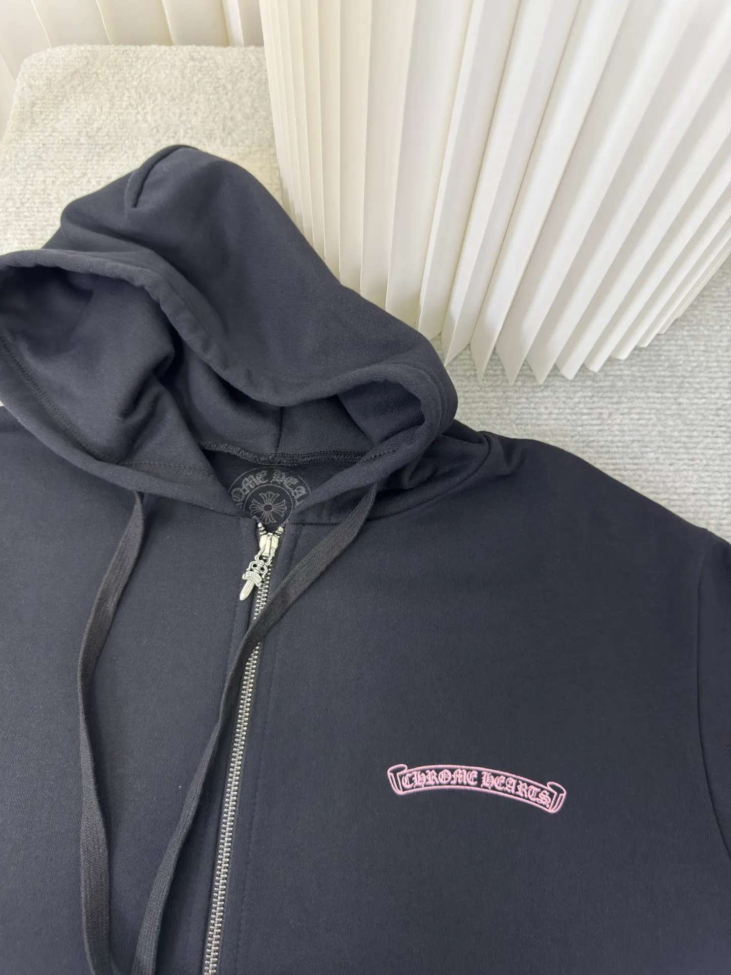 P490 Chrome Heart Doll co-branded zipper hoodie (the most valuable zipper jacket in the secondary market). The fabric is made of 420g thin velvet coarse fish scale fabric. The printing is based on the original version and is printed with handmade glue. The finished product is brushed and washed to shape. It feels excellent. Real antique silver chain head (key point: the zipper puller is sprayed with silver to make it old). Size S M L